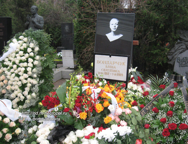 могила Алёны Бондарчук, фото Двамала, 11 нояюря 2009 г.