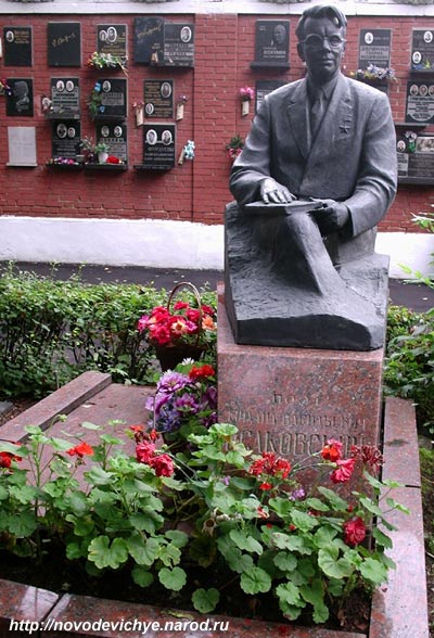 могила М.В. Исаковского, фото Двамала, 27.10.2007 г. 