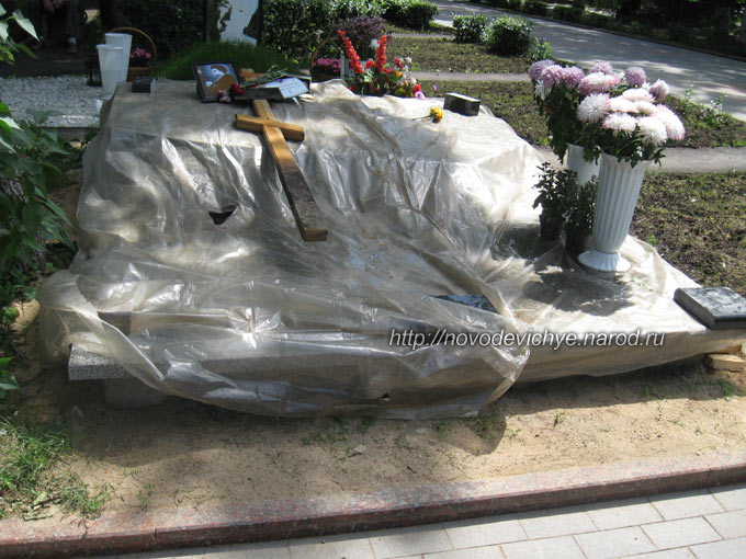 могила Л. Зыкиной, фото Двамала, июнь 2012 г.